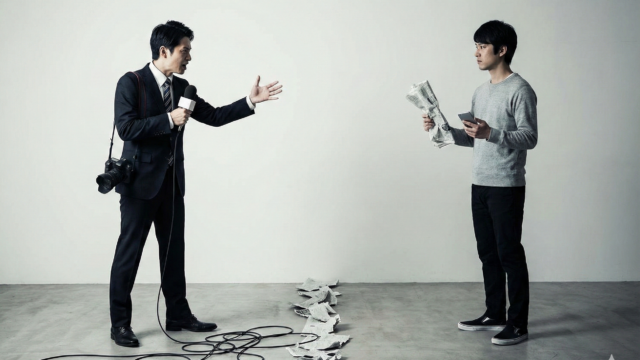 メディアと読者が対立しているイメージ画像