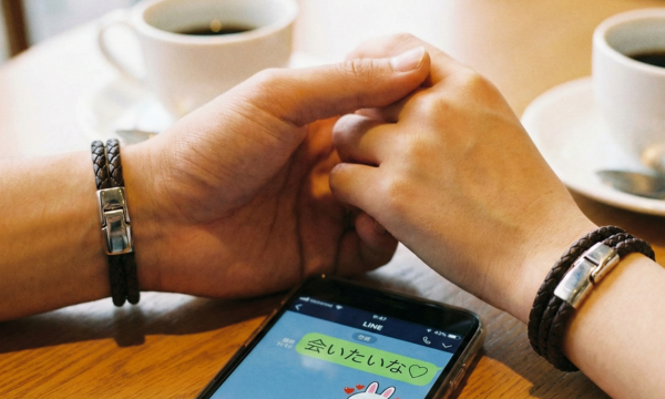 お揃いのブレスレットや親密なLINEのイメージ画像
