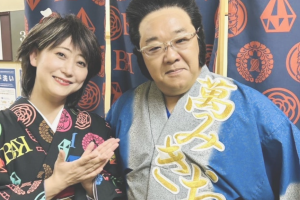 水谷千重子（左）と萬みきお（右）の画像