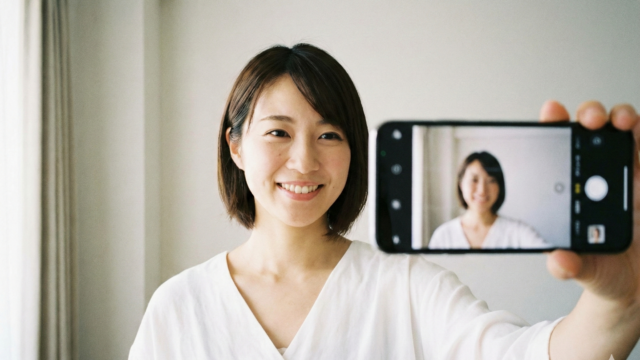 携帯カメラで撮影時のマスク、帽子、サングラスはNGという日本人女性のイメージ画像