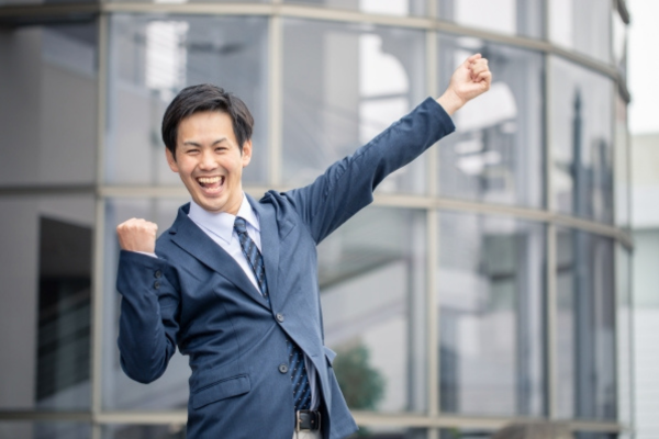 喜んでいる男性の画像