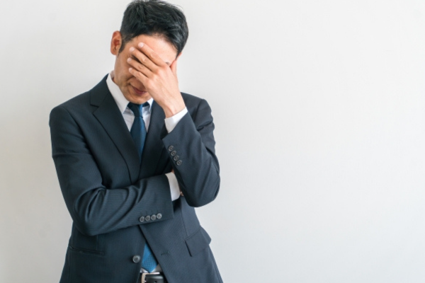 悩んでいる男性の画像