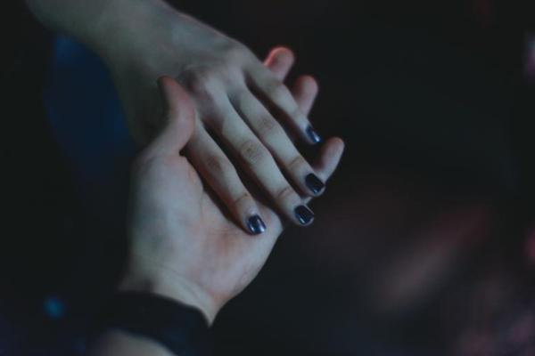 手を繋いでいる画像