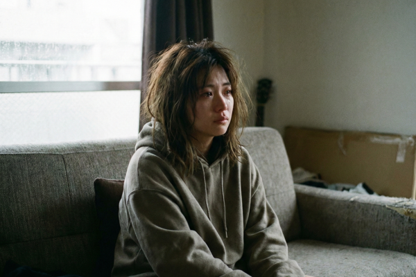 落ち込んでいるいる20代女性の画像