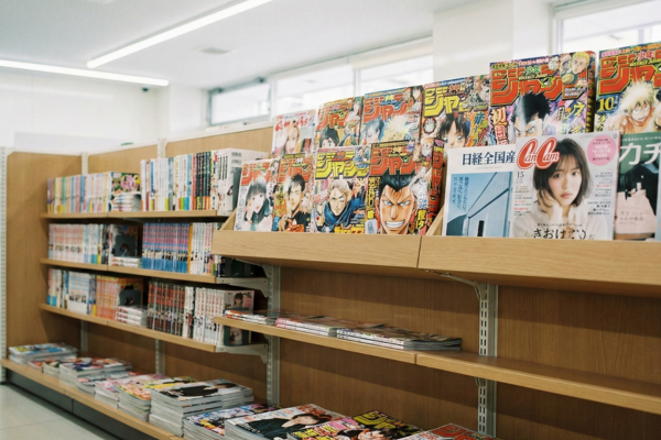 日本のコンビニエンスストアの本棚のイメージ画像