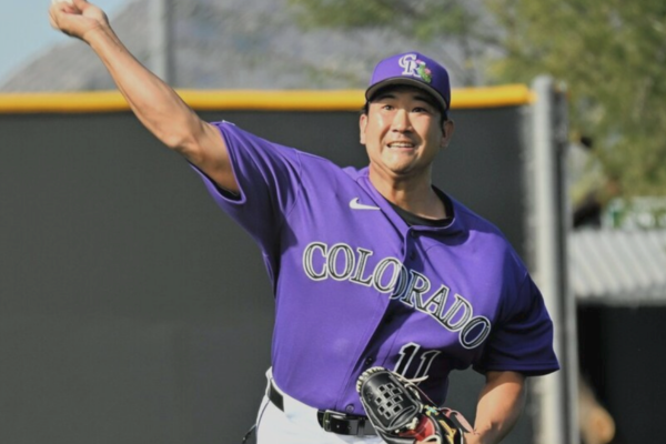 ロッキーズのユニホームで練習する菅野智之選手の画像